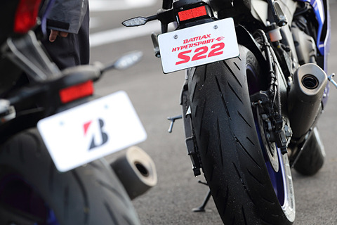 タイヤレビュー】2輪車用スポーツタイヤの新定義となるか