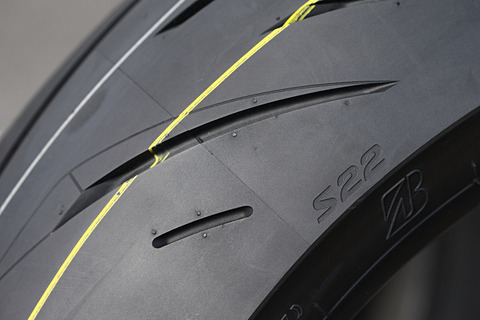 タイヤレビュー】2輪車用スポーツタイヤの新定義となるか