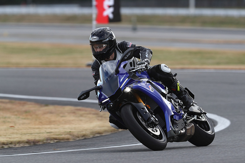 S21でも十分なグリップ力があるが、S22はバンク時の接地感が得られるポイントまで自然に移行する