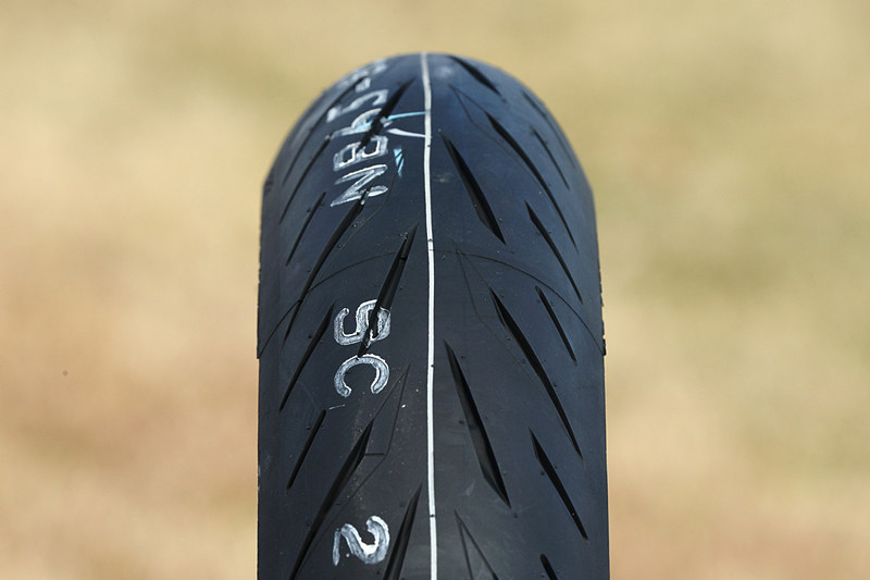 S22のフロントとリア。プロファイルはS21と変わっていない