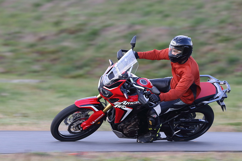 ワインディングふうの周回路の走行。ANAKEE ADVENTUREではステップを擦ってもまだグリップに余力がある