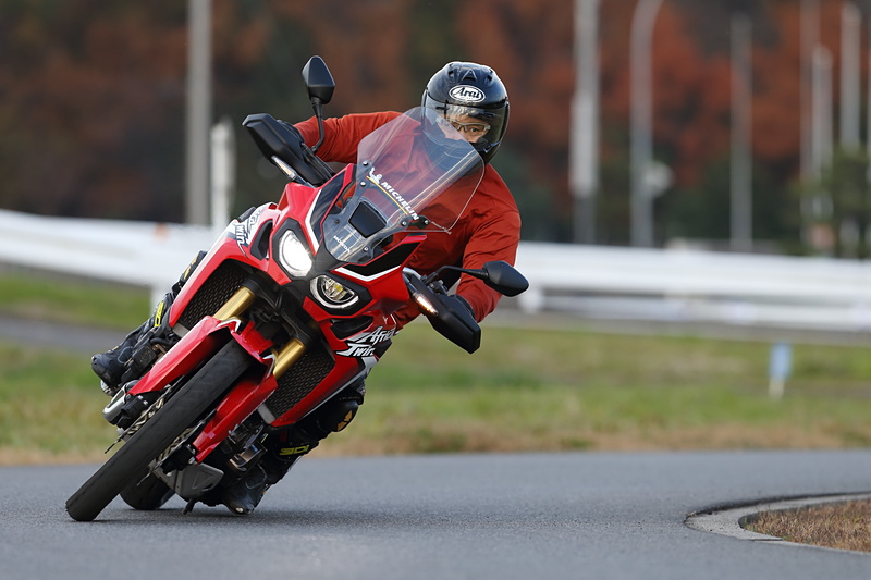 ワインディングふうの周回路の走行。ANAKEE ADVENTUREではステップを擦ってもまだグリップに余力がある