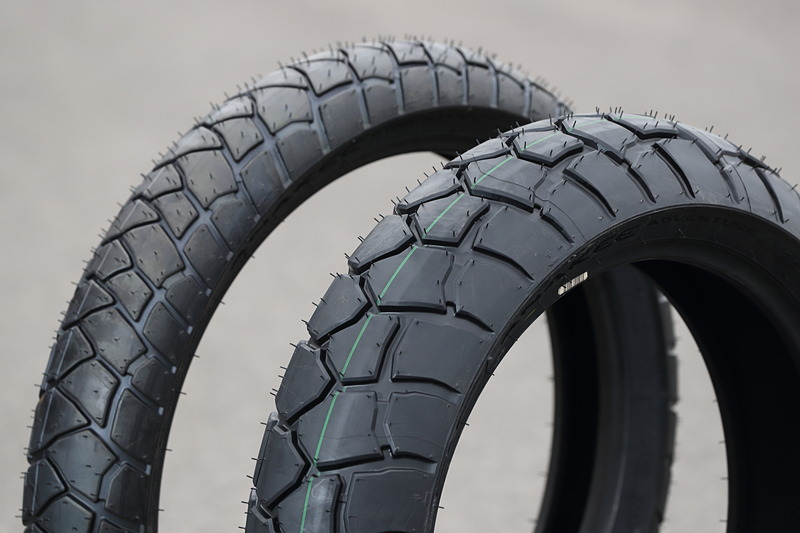 センター部とショルダー部のブロックが、0.5段ほど低いブリッジで連結されているのが分かる