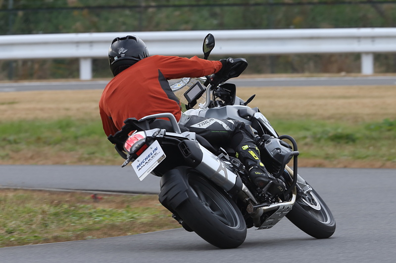 ANAKEE ADVENTUREではコーナー前のブレーキングからコーナーの脱出まで、リズムを作ってクリアしていける