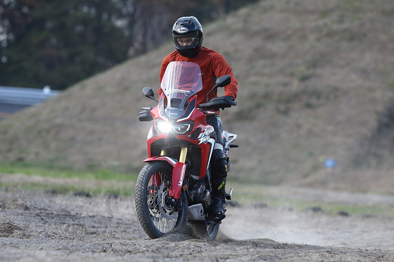 簡単にハンドルが取られてしまうような状態だが、ANAKEE ADVENTUREならクリアできる