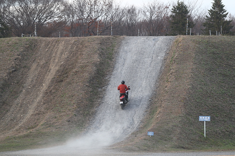 急坂も力強く駆け上がる
