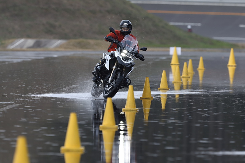 直線パイロンスラローム。滑りやすい路面でもメリハリをつけて走ることが可能