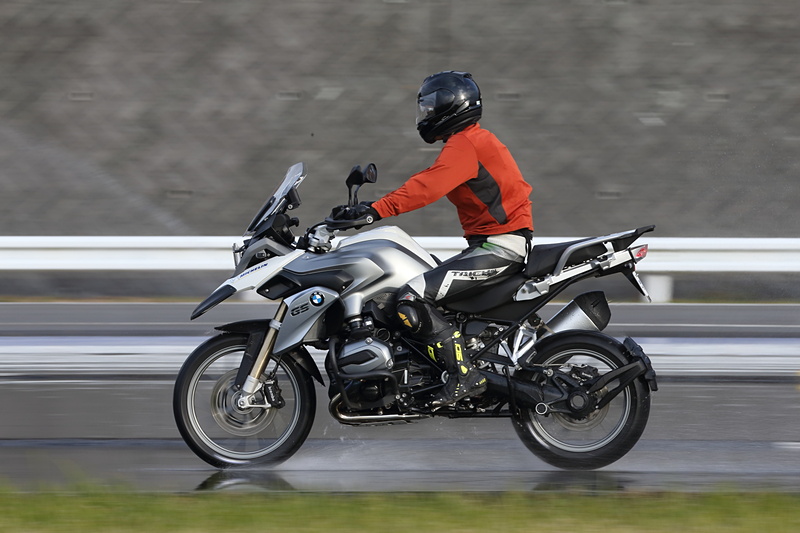 特にオフロードやウェットのような滑りやすい路面は、タイヤにとって、最新のアドベンチャーバイクとのマッチングが鍵となる