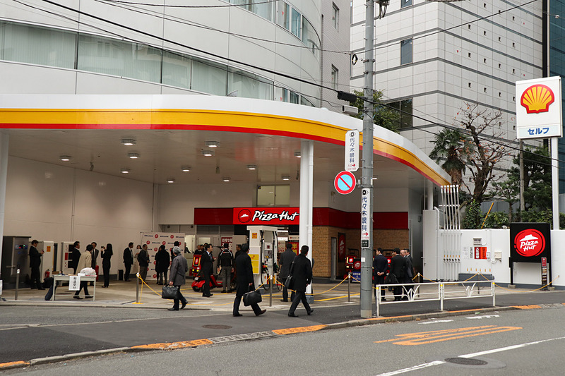昭和シェルとピザハットによる協業店舗の第1号店「セルフ代々木サービスステーション」