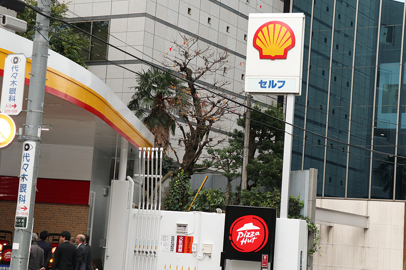 昭和シェルとピザハットのロゴマークが並び、協業店舗であることをアピール