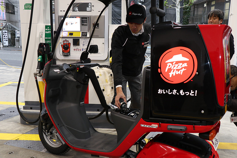 ピザハット代々木の作田耕造店長の手で、デリバリー用バイクのシート下にある燃料タンクに無事給油された