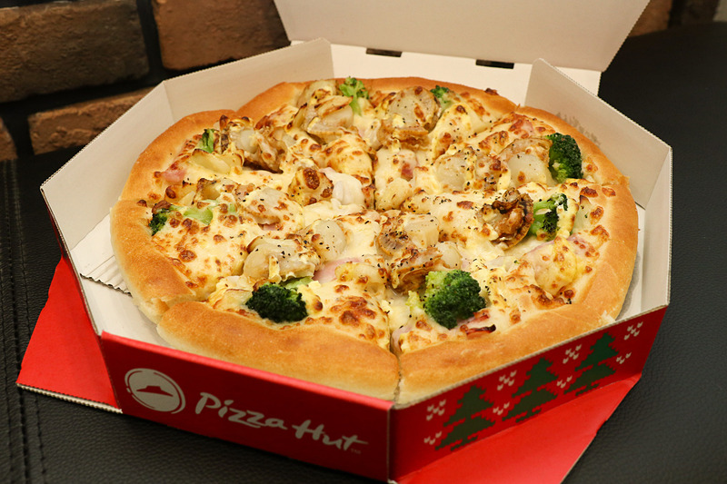 ピザハット代々木限定ピザの贅沢クリーミーホタテ。帆立、イカ、ベーコン、ブロッコリー、ガーリックを乗せ、ホワイトソースと特製マヨソース、ブラックペッパーを使用。柔らかな帆立がふんだんに使われ、ふんわりと香るガーリックで身体も温まる冬ならではのメニューだ