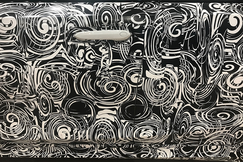 ただの渦巻カモフラージュと思いきや、目を回しながらよーーーく見ると、きちんとデザインされているようだ