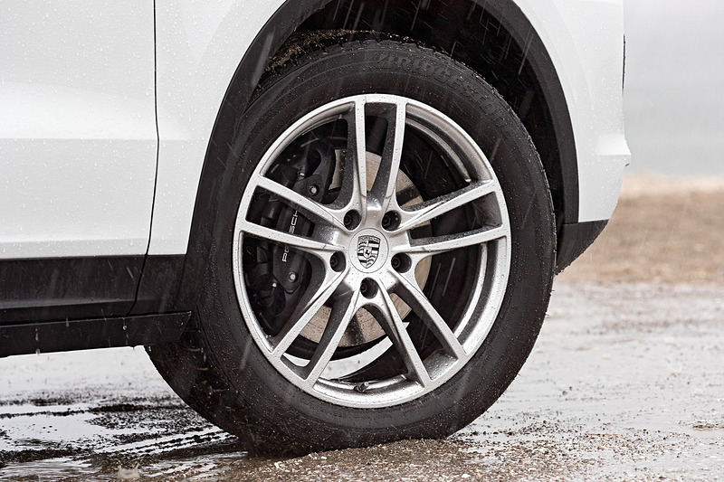 エクステリアではオプション設定の「LEDマトリックスヘッドライトブラック（PDLS Plus含む）」（44万円）、「ティンテッドLEDテールライト」（12万5000円）、「20インチCayenne Sportホイール」（34万8000円）などを装着