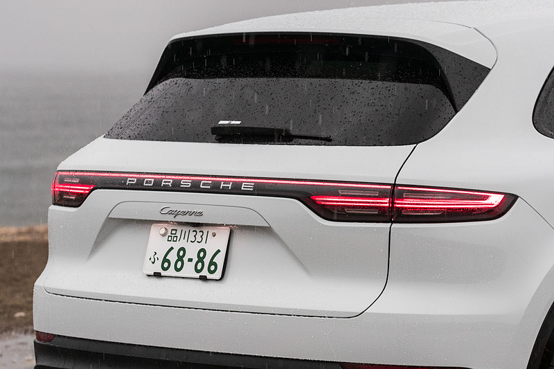 エクステリアではオプション設定の「LEDマトリックスヘッドライトブラック（PDLS Plus含む）」（44万円）、「ティンテッドLEDテールライト」（12万5000円）、「20インチCayenne Sportホイール」（34万8000円）などを装着