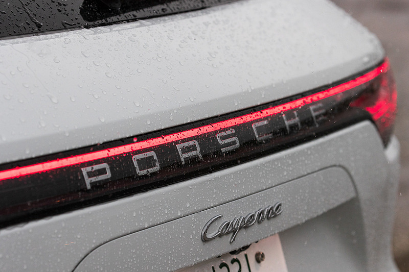 エクステリアではオプション設定の「LEDマトリックスヘッドライトブラック（PDLS Plus含む）」（44万円）、「ティンテッドLEDテールライト」（12万5000円）、「20インチCayenne Sportホイール」（34万8000円）などを装着