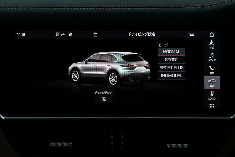 ブラック/モハーベベージュカラーのインテリア。後席は前席と同様にホールド性に優れる形状を採用するとともに、4：2：4分割可倒式を採用。160mmの範囲で前後スライドができ、バックレストは10段階、最大29度の角度調整が可能になっている