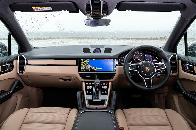 ブラック/モハーベベージュカラーのインテリア。後席は前席と同様にホールド性に優れる形状を採用するとともに、4：2：4分割可倒式を採用。160mmの範囲で前後スライドができ、バックレストは10段階、最大29度の角度調整が可能になっている