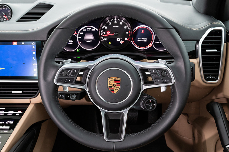 ブラック/モハーベベージュカラーのインテリア。後席は前席と同様にホールド性に優れる形状を採用するとともに、4：2：4分割可倒式を採用。160mmの範囲で前後スライドができ、バックレストは10段階、最大29度の角度調整が可能になっている