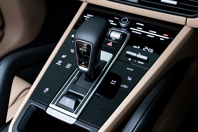 ブラック/モハーベベージュカラーのインテリア。後席は前席と同様にホールド性に優れる形状を採用するとともに、4：2：4分割可倒式を採用。160mmの範囲で前後スライドができ、バックレストは10段階、最大29度の角度調整が可能になっている