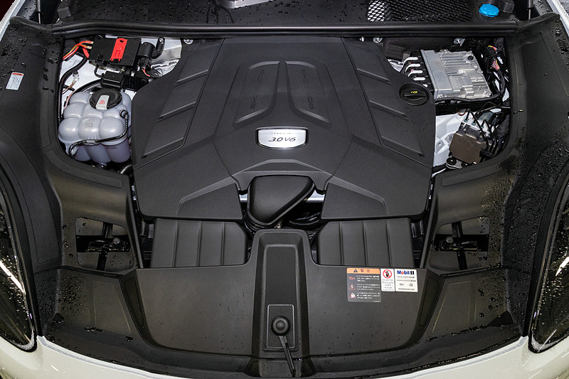 ベースグレード「カイエン」に搭載されるV型6気筒3.0リッターシングルターボエンジンは、最高出力250kW（340PS）/5300-6400rpm、最大トルク450Nm/1340-5300rpmを発生。トランスミッションは8速ATで4輪を駆動する