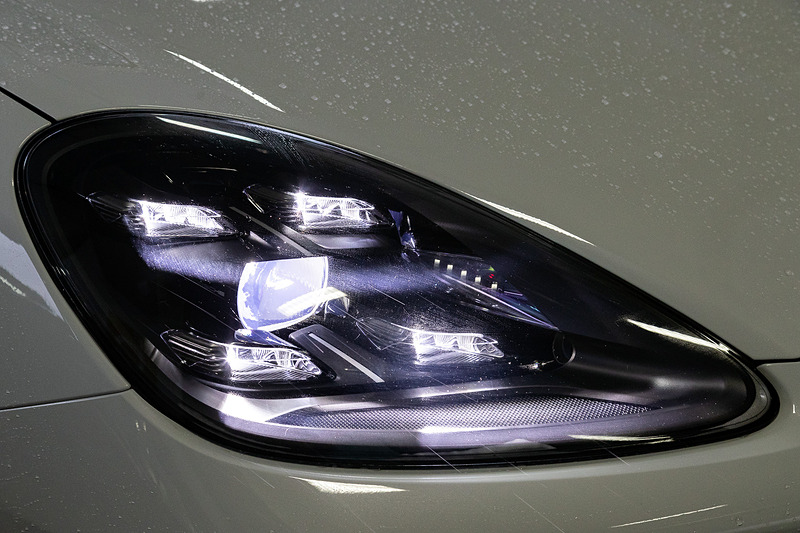 エクステリアではオプション設定の「LEDマトリックスヘッドライトブラック（PDLS Plus含む）」（44万円）、「ティンテッドLEDテールライト」（12万5000円）、「20インチCayenne Sportホイール」（34万8000円）などを装着