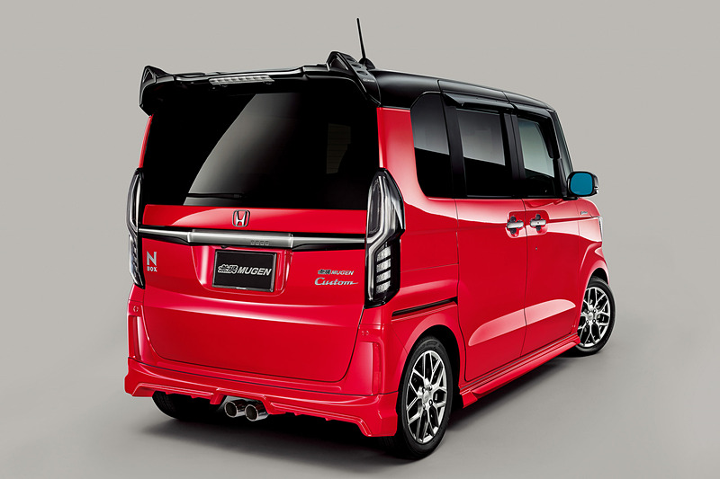 新製品「デュアルエキゾーストシステム」を装着した「N-BOX カスタム」