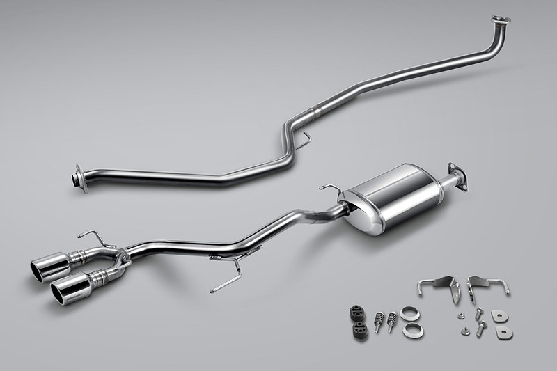 デュアルエキゾーストシステムには装着で必要となるブラケットやマフラーブッシュなどが付属