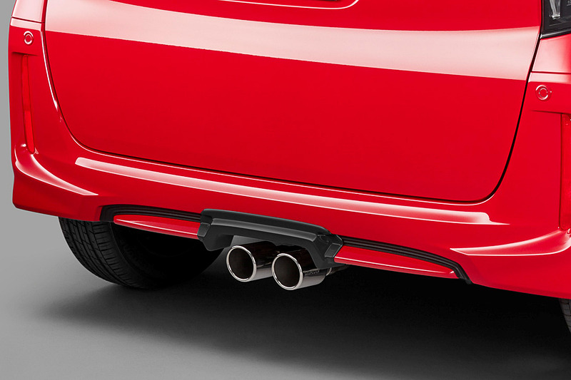 純正リアバンパーの装着車では、中央部分をカットして、対応品に付属するバンパーガーニッシュを取り付けて使用する