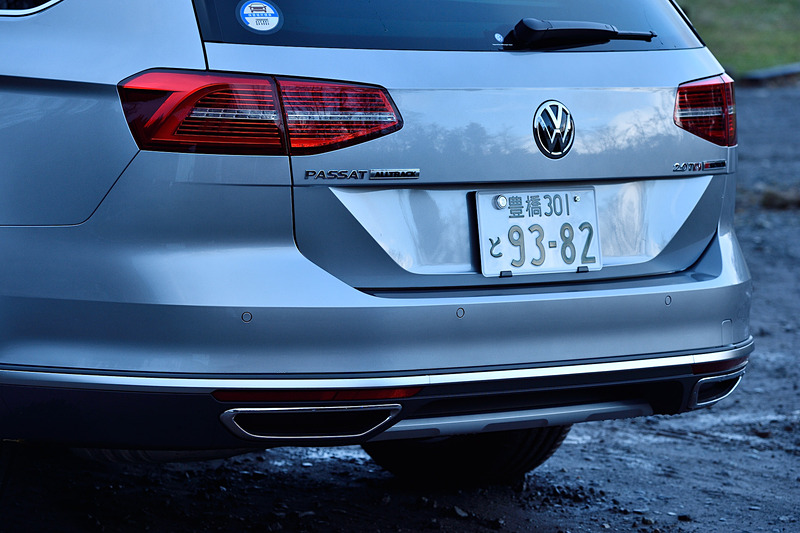 エクステリアではアンダーガード付フロント＆リアバンパー、ホイールハウスエクステンション、サイドシルなどを備えた専用エクステリアを採用。「Advance」グレードでは専用の18インチアルミホイールにコンチネンタル「ContiSportContact 5」（245/45 R18）を組み合わせる