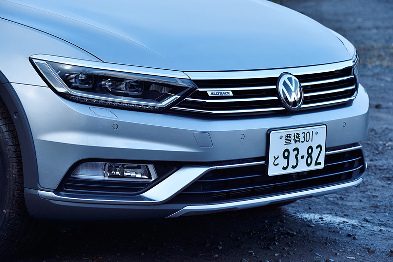 エクステリアではアンダーガード付フロント＆リアバンパー、ホイールハウスエクステンション、サイドシルなどを備えた専用エクステリアを採用。「Advance」グレードでは専用の18インチアルミホイールにコンチネンタル「ContiSportContact 5」（245/45 R18）を組み合わせる