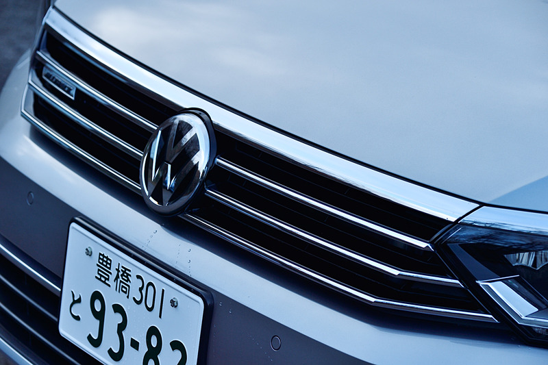 エクステリアではアンダーガード付フロント＆リアバンパー、ホイールハウスエクステンション、サイドシルなどを備えた専用エクステリアを採用。「Advance」グレードでは専用の18インチアルミホイールにコンチネンタル「ContiSportContact 5」（245/45 R18）を組み合わせる