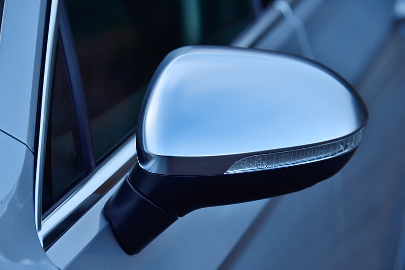 エクステリアではアンダーガード付フロント＆リアバンパー、ホイールハウスエクステンション、サイドシルなどを備えた専用エクステリアを採用。「Advance」グレードでは専用の18インチアルミホイールにコンチネンタル「ContiSportContact 5」（245/45 R18）を組み合わせる