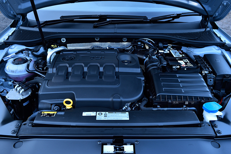 パサート オールトラックが搭載する直列4気筒DOHC 2.0リッターターボディーゼル「DFC」型エンジンは、最高出力140kW（190PS）/3500-4000rpm、最大トルク400Nm（40.8kgfm）/1900-3300rpmを発生。トランスミッションには6速DSGを組み合わせ、路面状況に応じた最適な前後トルク配分を行なう4WD「4MOTION」を採用