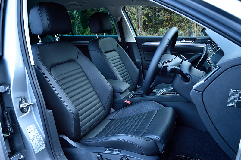 インテリアでは専用シートやアルミ調ペダルクラスターなどを装着するとともに、純正インフォテイメントシステム“Discover Pro”を全車に標準装備。パサート オールトラックでは「オフロードモード」も備える。そのほかAdvanceではデジタルメータークラスター“Active Info Display”を標準装備