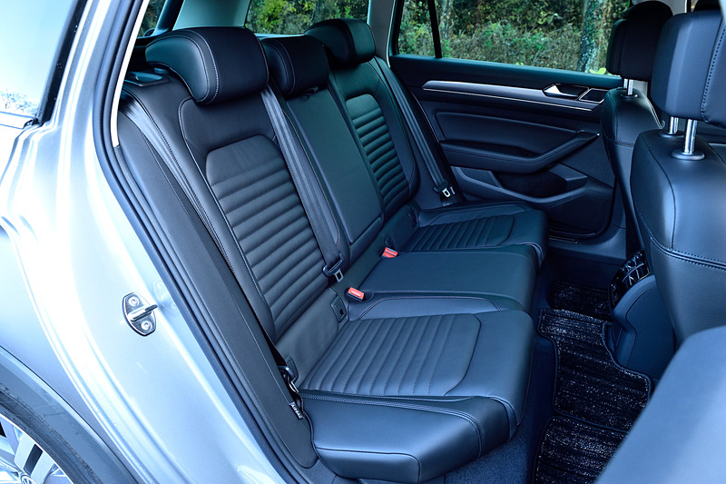 インテリアでは専用シートやアルミ調ペダルクラスターなどを装着するとともに、純正インフォテイメントシステム“Discover Pro”を全車に標準装備。パサート オールトラックでは「オフロードモード」も備える。そのほかAdvanceではデジタルメータークラスター“Active Info Display”を標準装備