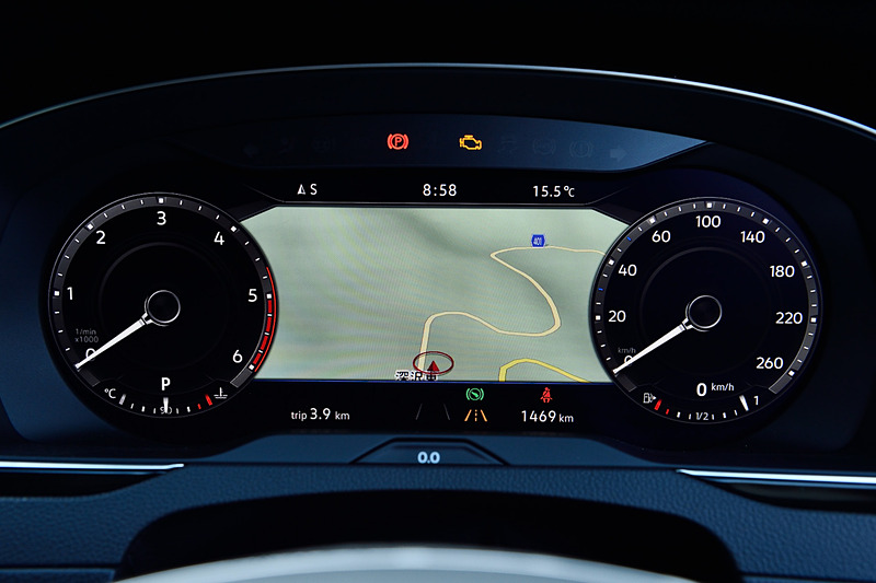 インテリアでは専用シートやアルミ調ペダルクラスターなどを装着するとともに、純正インフォテイメントシステム“Discover Pro”を全車に標準装備。パサート オールトラックでは「オフロードモード」も備える。そのほかAdvanceではデジタルメータークラスター“Active Info Display”を標準装備