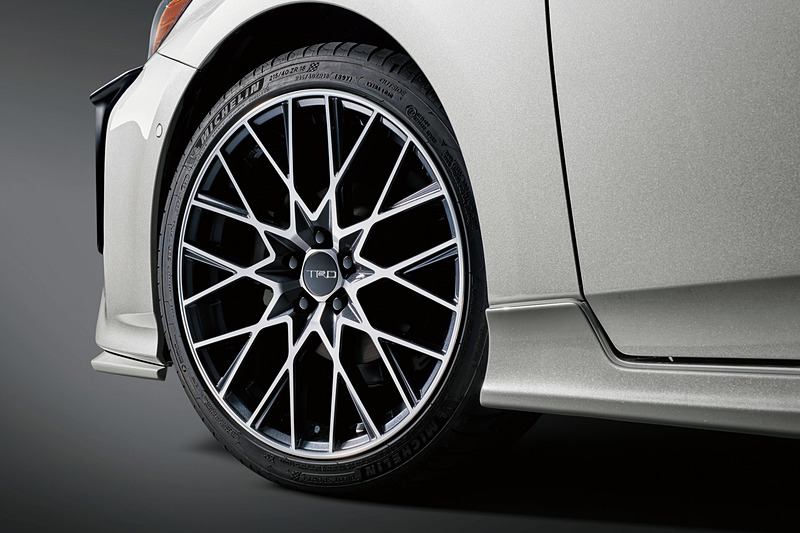 18インチアルミホイール「TRD TF9」＆タイヤセット（ブリリアントブラックポリッシュ）：33万4000円（税別/1台分）
