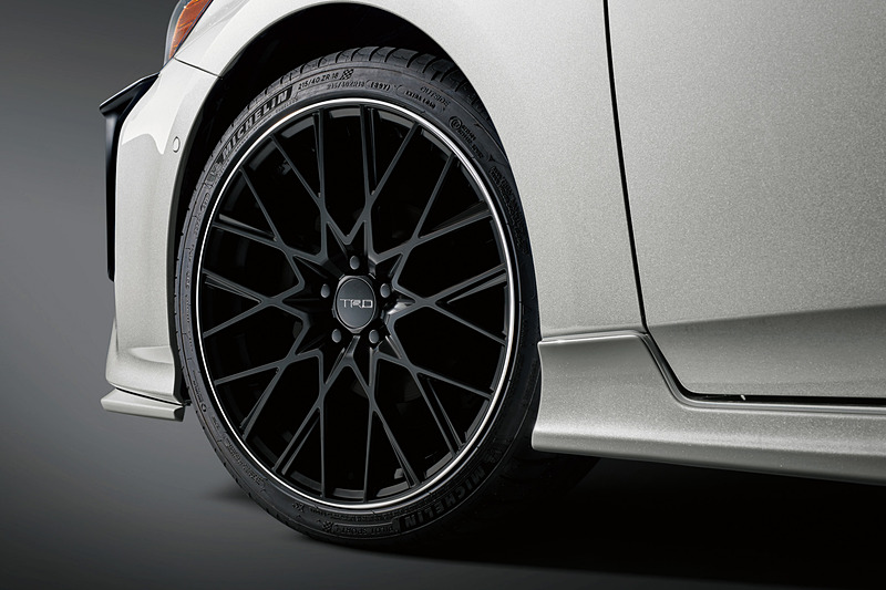 18インチアルミホイール「TRD TF9」＆タイヤセット（リムブラッシュマットブラック）：33万4000円（税別/1台分）