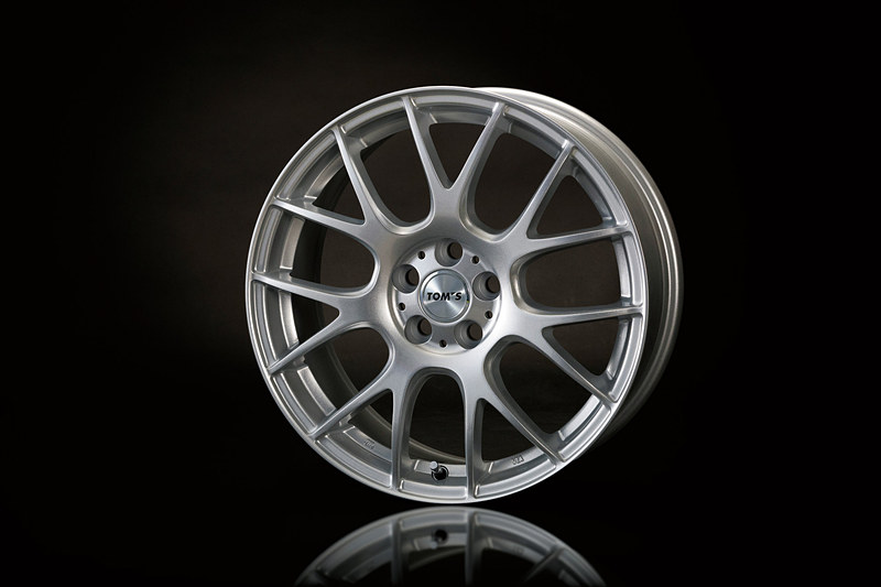 17インチアルミホイール「TOM'S TM-05」：8万4000円（税別/1台分）