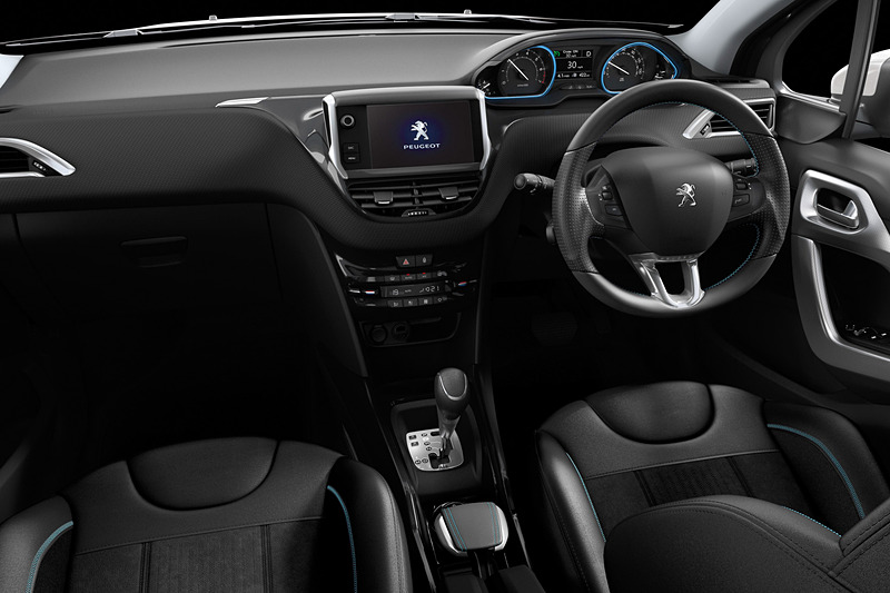 グリーン系ステッチを施した「アルカンタラ＆テップレザーシート（ダークグレー）」や「上級革巻ステアリングホイール」を標準装備