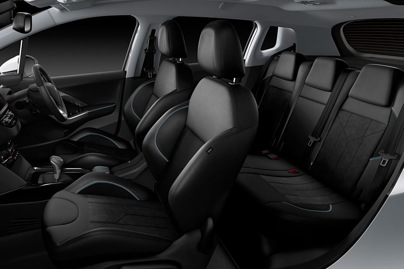 グリーン系ステッチを施した「アルカンタラ＆テップレザーシート（ダークグレー）」や「上級革巻ステアリングホイール」を標準装備