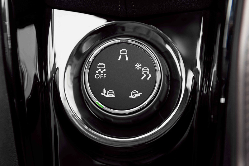 グリップコントロールの操作ダイヤルはシフトセレクター後方にレイアウト