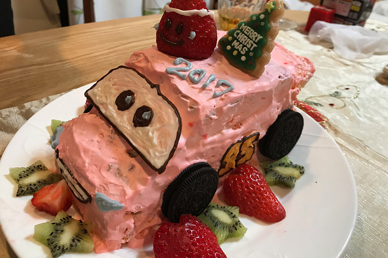 昨年のクリスマスに作った、マックィーン・ケーキ。やっぱり生クリームはデコボコだし、ライトも曲がってるし、今見てもかなり雑ですね～（笑）。今年はアイシングを使って、頑張ってみようと思います