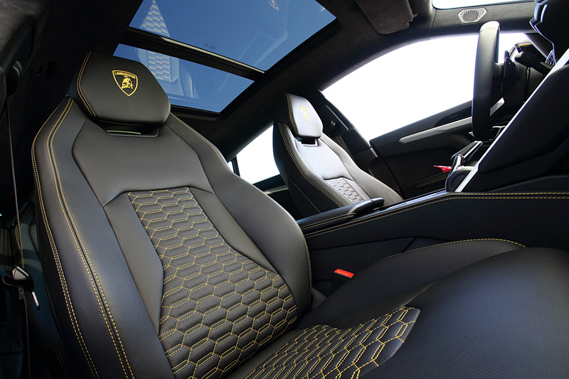 撮影車はオプション設定の4座仕様。ランボルギーニらしいラグジュアリーでスポーティなインテリアデザインを採用するほか、上部はエンターテインメントを中心とした情報表示を、下部はエアコンのコントロールが行なえる2つのタッチパネルディスプレイを搭載