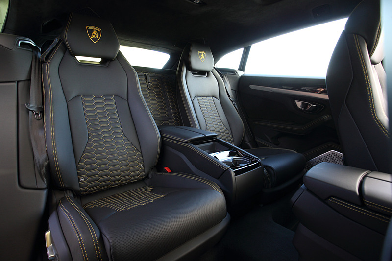 撮影車はオプション設定の4座仕様。ランボルギーニらしいラグジュアリーでスポーティなインテリアデザインを採用するほか、上部はエンターテインメントを中心とした情報表示を、下部はエアコンのコントロールが行なえる2つのタッチパネルディスプレイを搭載