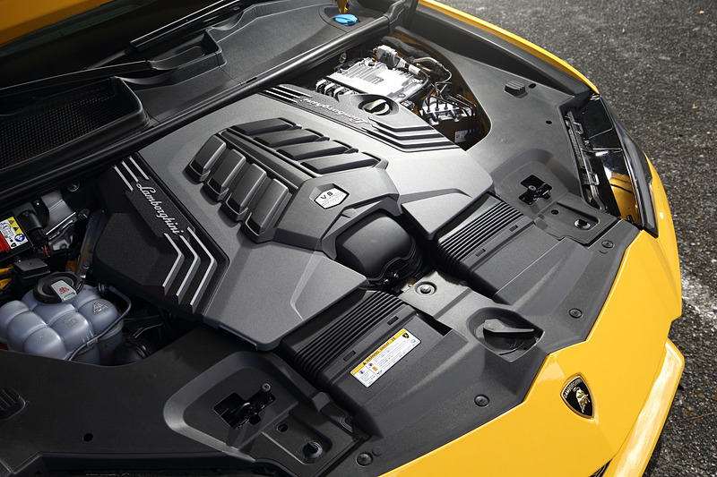 ランボルギーニ初となるターボエンジンのV型8気筒4.0リッターツインターボユニットは、最高出力478kW（650HP）/6000rpm、最大トルク850Nm/2250-4500rpmを発生。0-100km/h加速は3.6秒、0-200km/h加速は12.8秒、最高速は305km/hに達する