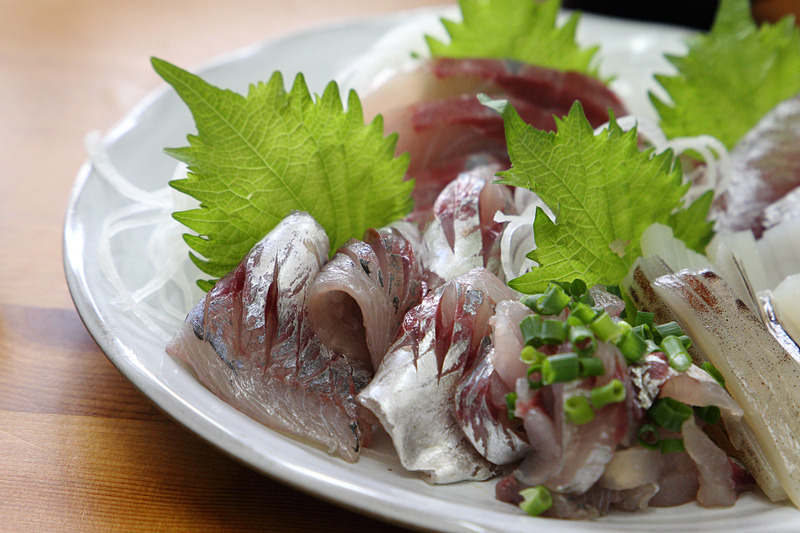 真鶴港でいただいた地魚を使った刺身定食や塩焼き定食。美味しい食事をいただく至福のときをウルスが一層引き立ててくれたのでした