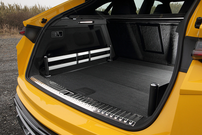 4座仕様のラゲッジスペース容量は574Lで、後席を倒すことで1596Lまで拡大できる