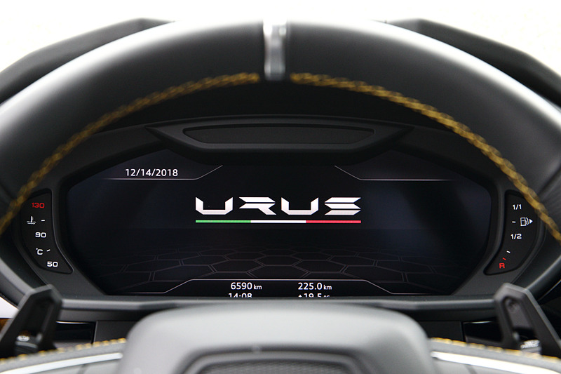 メーター画面に表示される「URUS」ロゴ